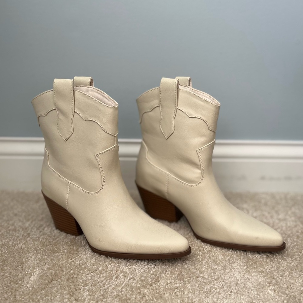 Cream Western Boots- Size 7
